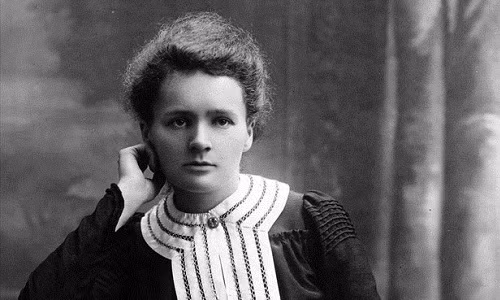 Sinh ngày 7/11/1867 tại thủ đô Warsaw, Ba Lan, Marie Curie là người đầu tiên trong lịch sử đoạt giải Nobel ở hai lĩnh vực Vật lý và Hóa học.