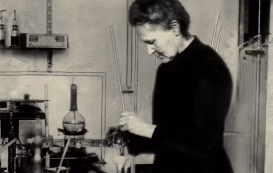 Vào thời điểm ấy, báo giới và truyền thông gọi Marie Curie là một người nước ngoài gốc Ba Lan. Thêm nữa, Marie Curie là người theo chủ nghĩa vô thần nên rất nhiều nhà khoa học và công chúng quay lưng, thậm chí là lên án nữ nhà khoa học.