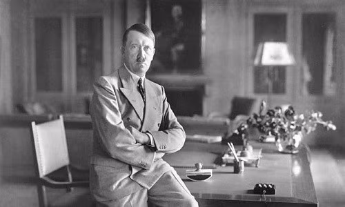 Một số tài liệu còn chỉ ra Hitler đã bỏ trốn khỏi Đức sang Argentina bằng tàu ngầm.