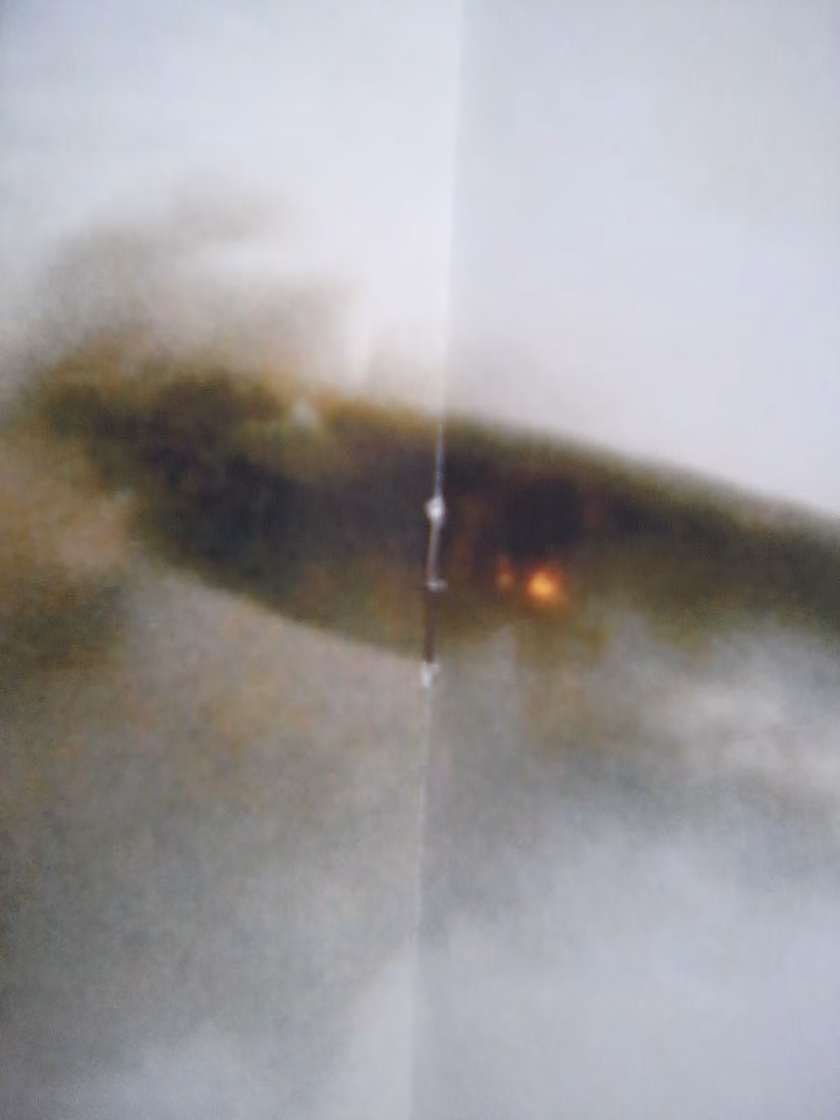 Một bức ảnh UFO khác được viết dòng chữ: "Ảnh tiết lộ trái phép. Giấy chứng nhận an ninh (sic) SSN 674. Chế tài hình sự”.