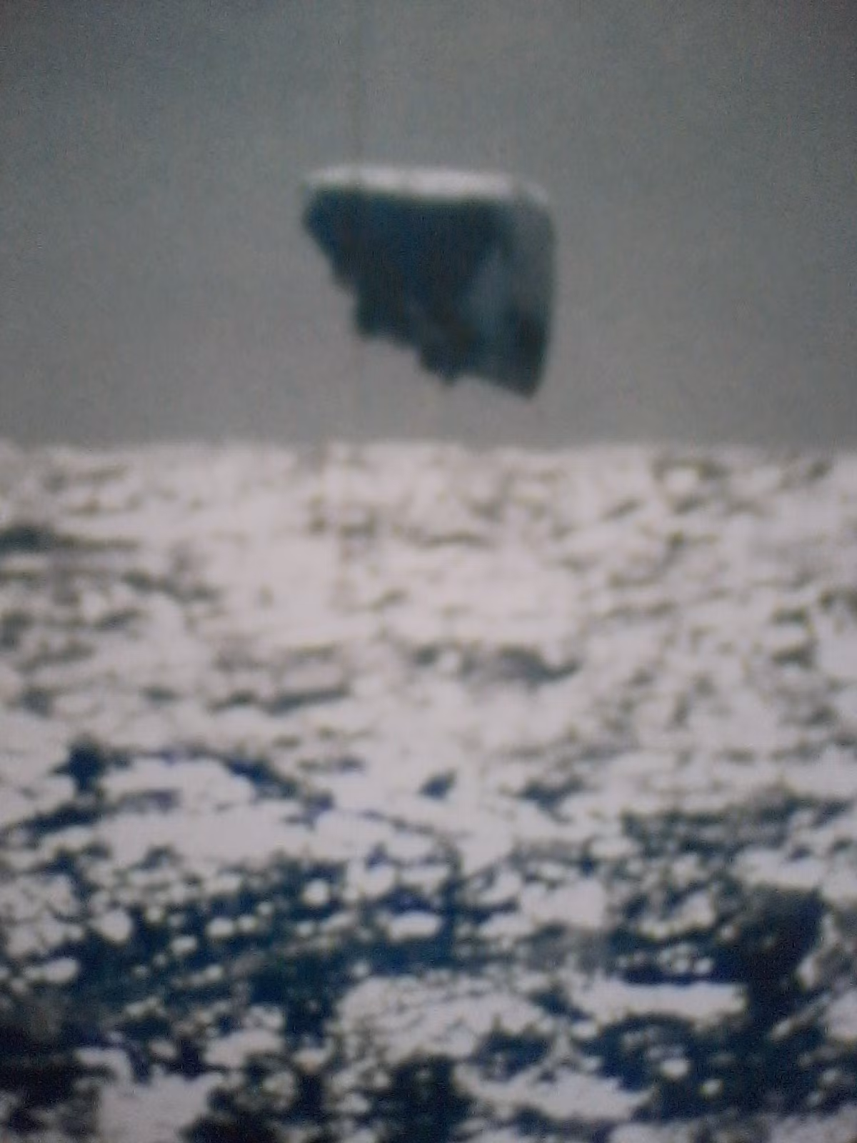Một trong số những bức ảnh UFO được công bố trên tạp chí Top Secret có dòng chú thích: "Ảnh chính thức. Không được phát hành. CT ".
