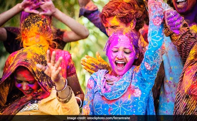 Nguồn gốc của lễ hội Holi được nhiều người quan tâm. Nhiều truyền thuyết nói về nguồn gốc của lễ hội ném bột màu nổi tiếng Ấn Độ.