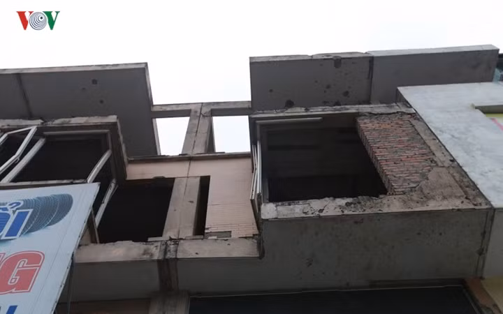 Anh Hùng là người dân sống gần đây chia sẻ: "Ngày nào tôi cũng đi qua đây, ngôi nhà này và nhiều ngôi nhà liền kề vẫn chưa được tu sửa, khiến khi nhìn vào vẫn còn thấy ám ảnh, nhiều người hay các em nhỏ qua đây luôn cảm thấy âu lo"