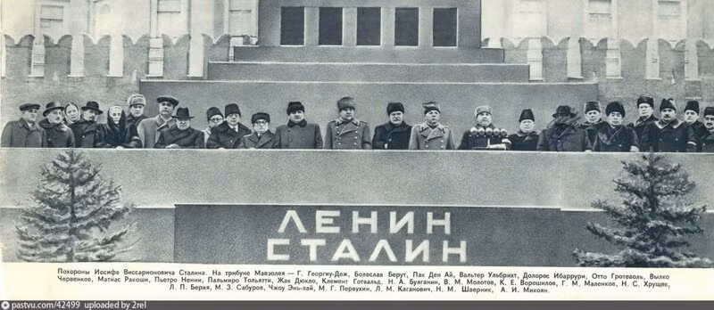 Thi hài Stalin được an táng trong lăng Lenin.