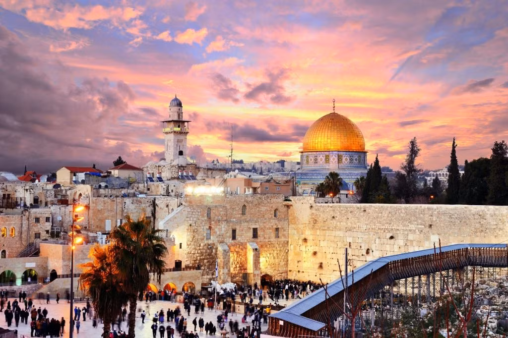 Không chỉ các tín đồ Thiên chúa giáo, hàng triệu khách tham quan ghé thăm Jerusalem để chiêm ngưỡng và tìm hiểu những giá trị lịch sử về các công trình kiến trúc cổ xưa ở thành phố này.