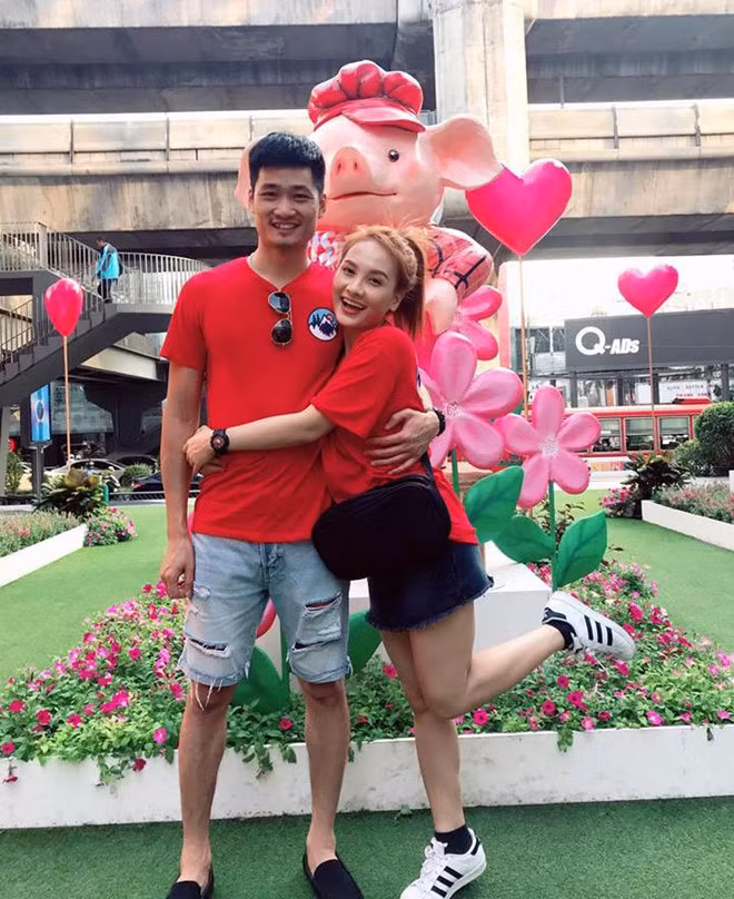 "Gặp một người đàn ông trưởng thành. Mãi mãi bạn chẳng cần phải lớn", nữ diễn viên 9X hạnh phúc chia sẻ trên trang cá nhân. Trong một bài phỏng vấn gần đây, Bảo Thanh bộc bạch chồng cô là trụ cột gia đình. Vì thế, cô không bị áp lực kinh tế, chỉ nhận những vai mình thực sự thích.