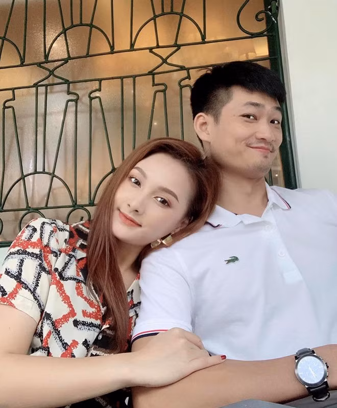 Trên trang cá nhân, nữ diễn viên chia sẻ nhiều ảnh tình cảm bên ông xã cùng những lời ngọt ngào. Cô gọi anh là "đại gia tài trợ mọi chuyến đi của em". Chồng Bảo Thanh thường xuyên đưa đón vợ đến phim trường, đồng hành cùng cô trong các hoạt động giải trí, sự kiện.