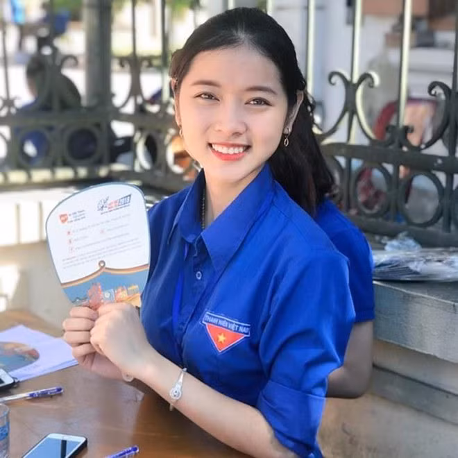 Tuy sở hữu nét dịu dàng, nữ tính song Cao Thanh Trà tự nhận mình là kiểu con gái mạnh mẽ, dám nghĩ dám làm. Dù có nhiều chàng trai theo đuổi nhưng cô vẫn đang tạm gác chuyện yêu đương để tập trung cho công việc.
