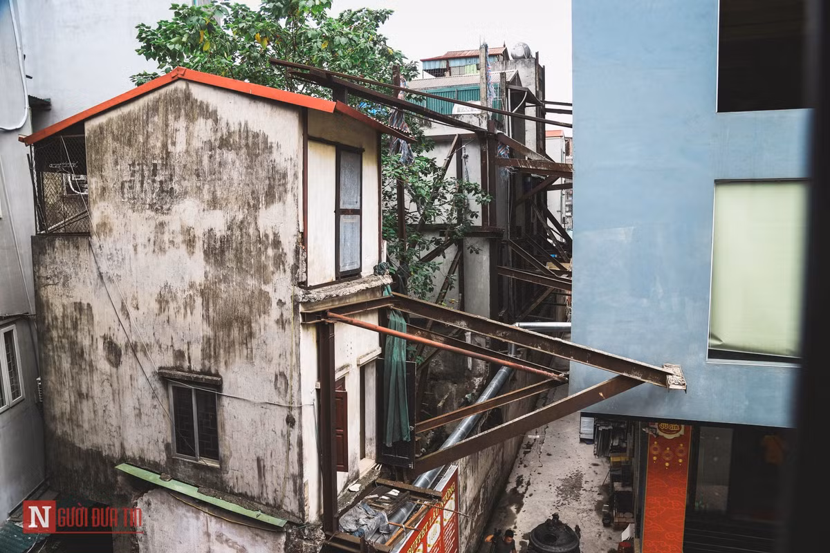Dưới lối đi chung của nhiều căn nhà phải được gia cố lại bằng khung sắt cố định, tránh tình trạng sập bất cứ lúc nào.