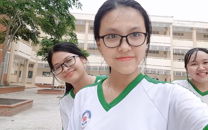 Nguyễn Trần Ngọc Thảo đến từ lớp 12 chuyên Hóa, trường THPT chuyên Lý Tự Trọng, Cần Thơ chia sẻ: "Em không chăm chỉ, không 'cày ngày cày đêm' như nhiều bạn. Hôm nào em cũng đi ngủ trước 23h. Ngoài thời gian học, em vẫn dành thời gian để giải trí như xem youtube. Giải trí mới giúp mình bớt căng thẳng và việc học vì thế mà hiệu quả hơn". 