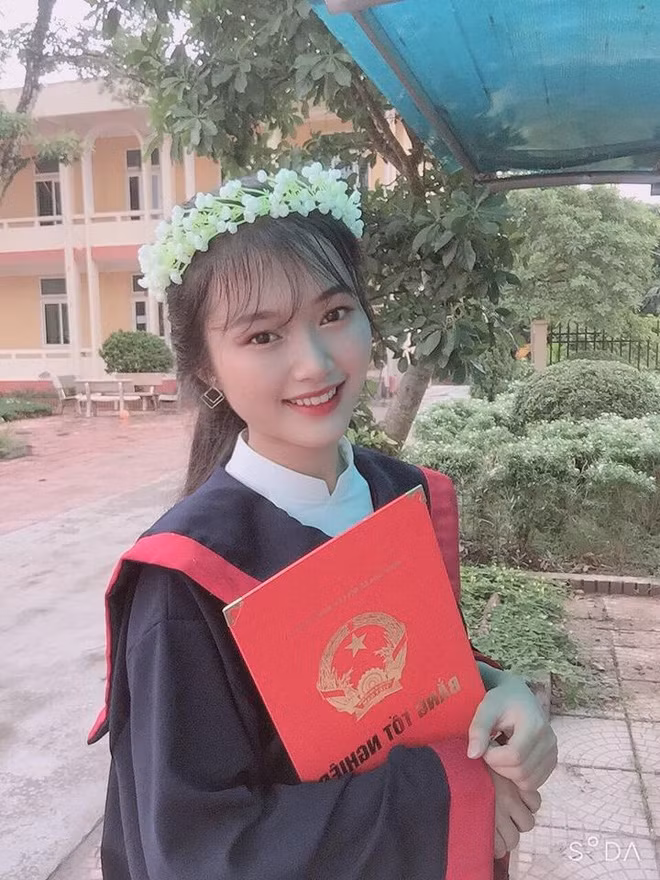 Ngô Thu Hường, chủ nhân 3 điểm 10 tổ hợp môn Khoa học Xã hội (Lịch sử, Địa lý, GDCD). Thu Hường là học sinh lớp 12A3 trường THPT Vĩnh Chân (huyện Thanh Ba, Phú Thọ). 