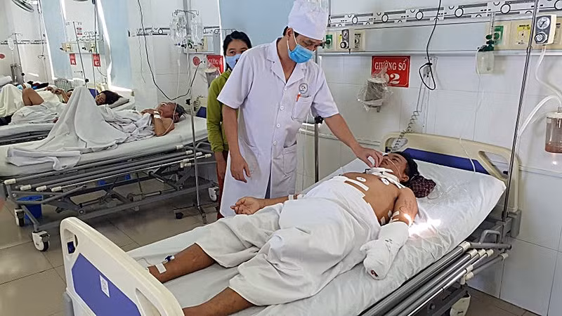  3. Đang đứng mua bánh mì thì bị cắt vào vùng cổ: Ngày 27/8, tin từ Bệnh viện Đa khoa Ninh Thuận, cho biết bệnh nhân Trần Hải Quang (32 tuổi, ngụ xã Nhơn Hải, huyện Ninh Hải) đã qua cơn nguy kịch, sức khỏe đang dần ổn định. Vợ anh Quang cho biết sáng 26/8, chồng chị đang đứng ở xe bánh mì ven đường để mua thì bị một người đàn ông ôm chặt từ phía sau và dùng dao tấn công. 