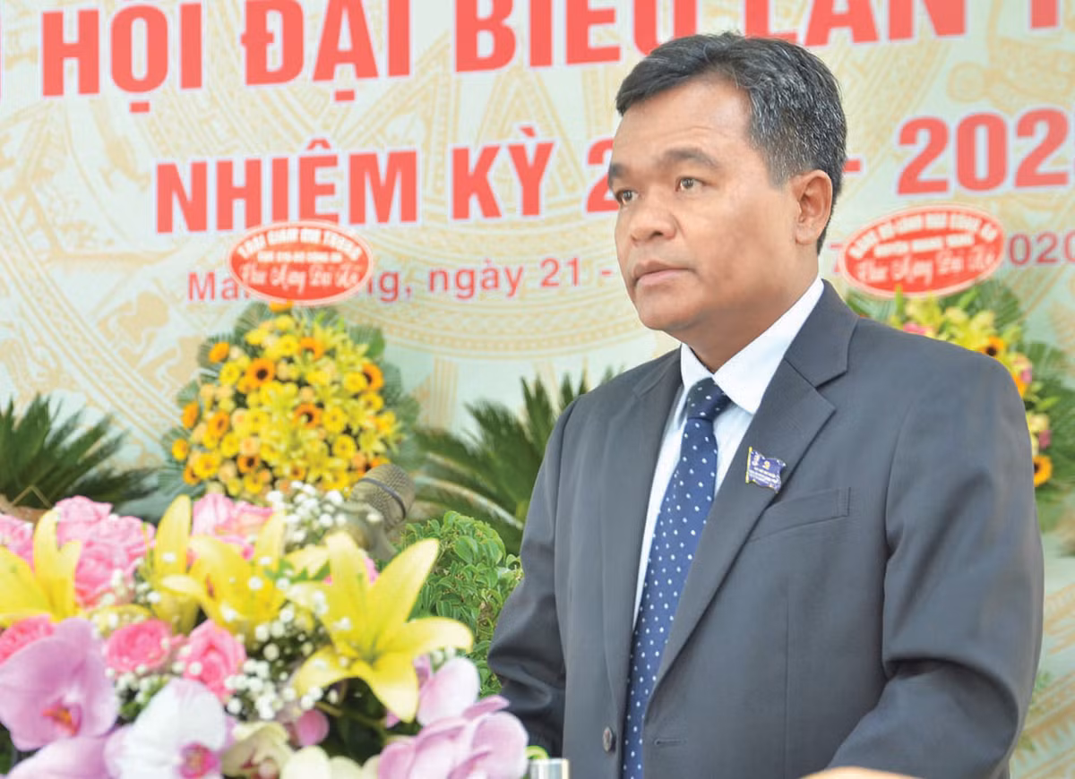  6. Ông Hồ Văn Niên, sinh năm 1975, quê quán: Gia Lai. Ông Niên là Uỷ viên Dự khuyết BCH T.Ư Đảng, Phó Bí thư Tỉnh ủy Gia Lai vào tháng 8/2020, ông Hồ Văn Niên được bầu làm Bí thư tỉnh ủy Gia Lai. 