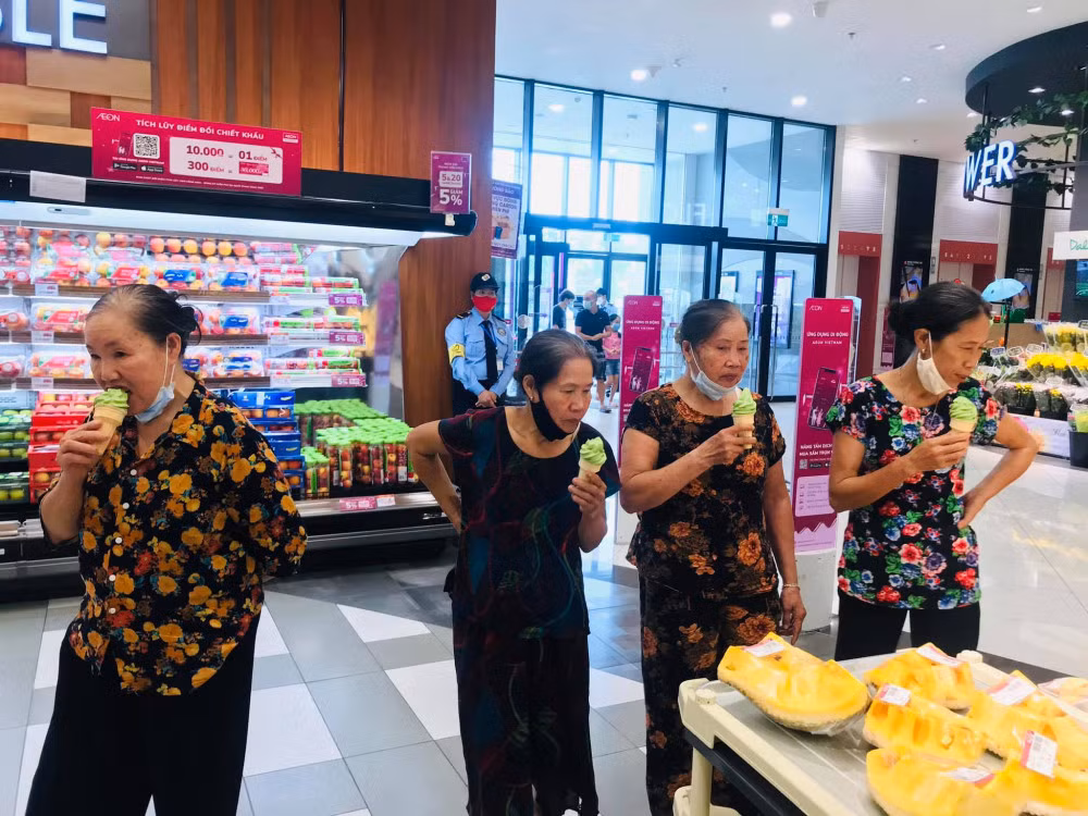 Xuc dong hinh anh cac ba gia que lan dau di sieu thi