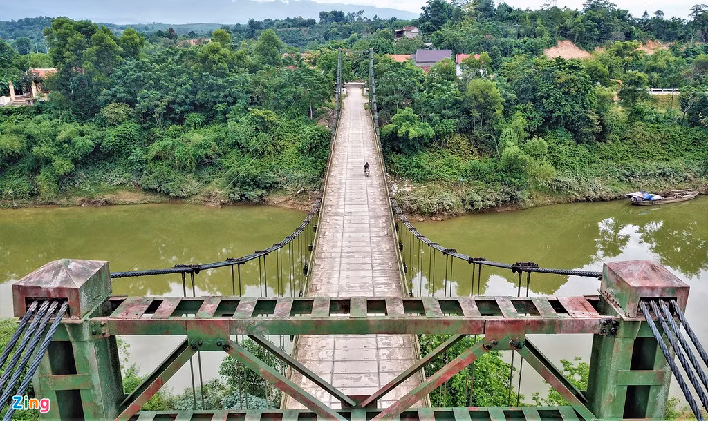  Cầu treo Hương Giang bắc qua sông Ngàn Sâu thuộc tuyến huyện lộ 7 của huyện Hương Khê, tỉnh Hà Tĩnh. Đây vốn là đường trục chính nối thị trấn Hương Khê với xã Hương Giang. 