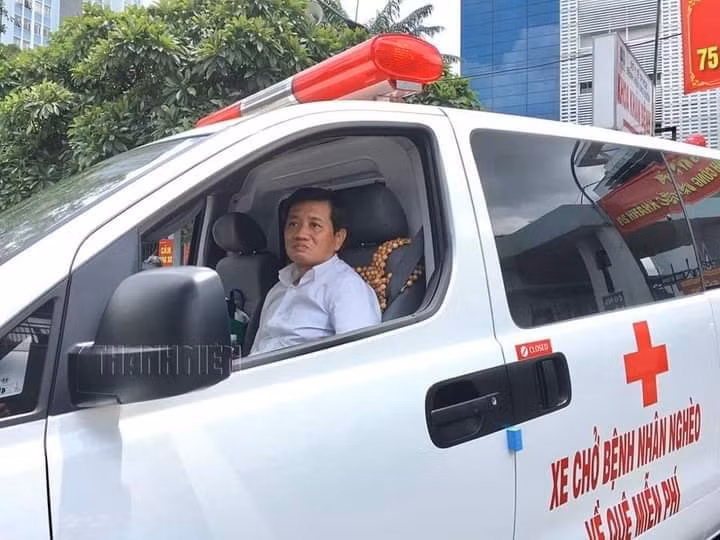 Ngày 28/8, tại Bệnh viện Ung bướu TP HCM (đường Nơ Trang Long, quận Bình Thạnh, TP HCM), nhiều người bất ngờ khi thấy ông Đoàn Ngọc Hải xuất hiện cùng một xe cứu thương có dòng chữ: "Xe chở bệnh nhân nghèo về quê miễn phí". (Ảnh: ThanhNien). 