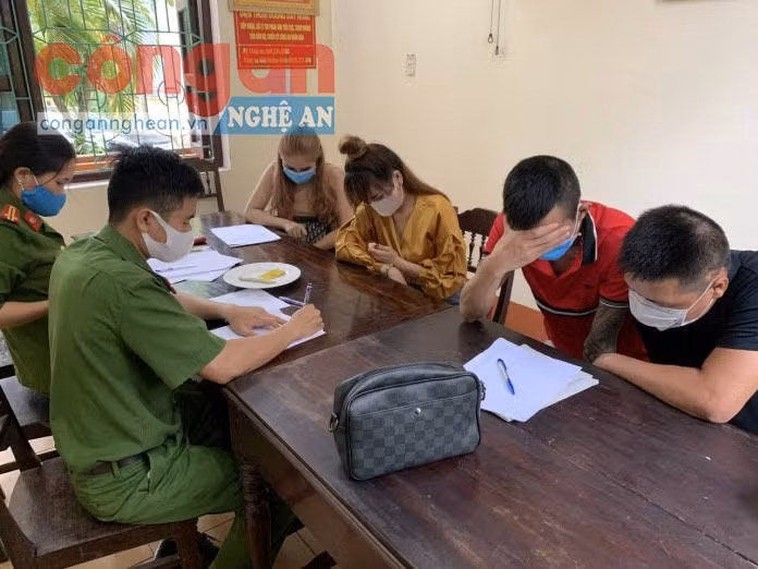 Qua kiểm tra, lực lượng công an đã phát hiện và bắt quả tang 4 đối tượng gồm Nguyễn Hoàng Nam (SN 1994), Trần Hoàng Chung (SN 1988), Lưu Quang Kiệt (SN 1998, cùng trú tại thị trấn Hoàn Lão, huyện Bố Trạch, tỉnh Quảng Bình) và Trần Thúy Ngân (SN1993, trú tại phường Đồng Hải, TP. Đồng Hới) đang có hành vi sử dụng trái phép tại phòng 802 để bay, lắc tại phòng.