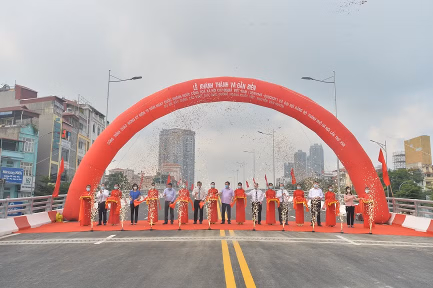 Bí thư Thành ủy Hà Nội Vương Đình Huệ cùng lành đạo TP lãnh đạo cắt băng khánh thành dự án