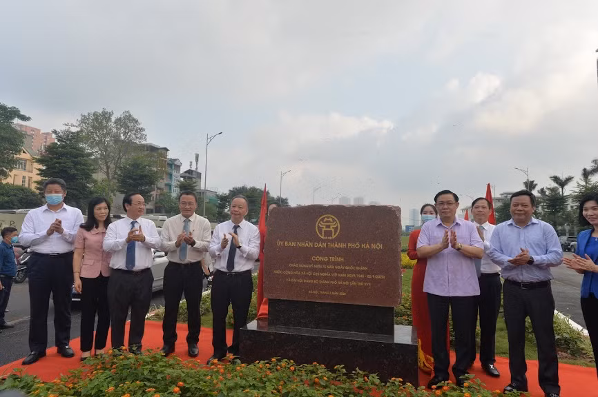 Lãnh đạo thành phố gắn biển công trình chào mừng Đại hội Đảng bộ TP Hà Nội
