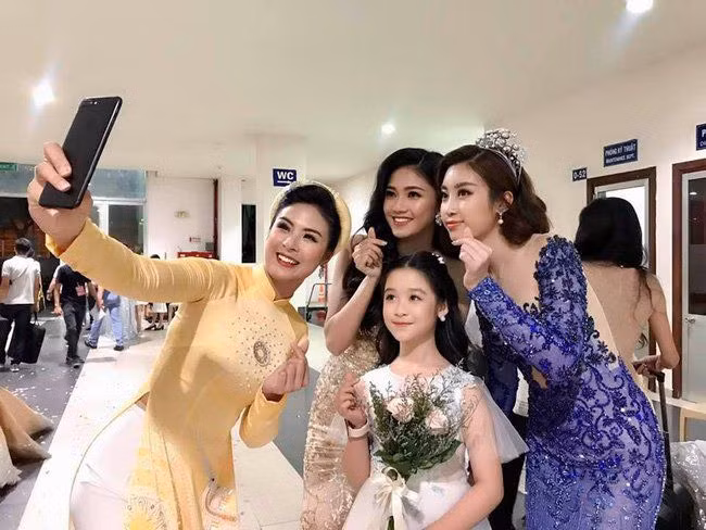 Nhiều người trầm trồ khi Bảo Ngọc có bước dậy thì quá rõ rệt, gương mặt không còn tròn đáng yêu và dễ thương như thời thơ ấu mà thon gọn, rõ cằm V-line.