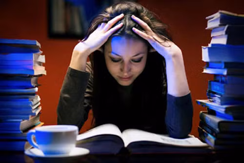 Ngoài ra, theo thống kê của các nhà khoa học thì những người có thói quen ngủ muộn sẽ sớm có và có nhiều nếp nhăn hơn với những người có giấc ngủ sâu và đủ.