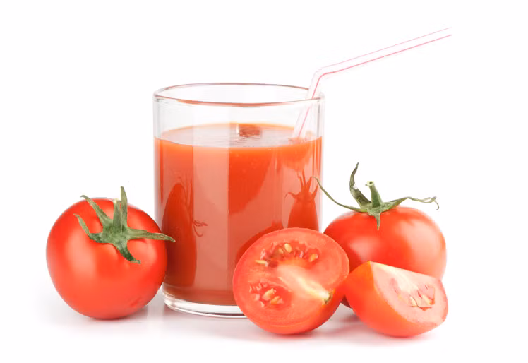 Nước ép cà chua. Cà chua có chứa nhiều chất chống oxy hóa, giúp bạn chống lại các nếp nhăn hình thành. Nước ép cà chua cũng giúp giải độc cơ thể, ngăn ngừa mụn trứng cá và điều trị nám da.
