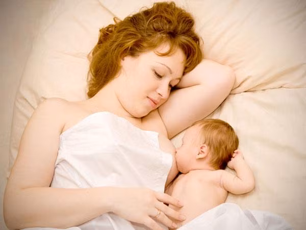 Cho con bú. Khi cho con bú, cơ thể người mẹ chuyển chất điện giải, protein, khoáng chất, nước sang cơ thể em bé. Vì vậy, cơ thể thai phụ sẽ bị giảm mức chất lỏng. Trong trường hợp này, thai phụ cần phải thường xuyên cung cấp đủ nước cho cơ thể để ngừa nguy cơ mất nước nghiêm trọng.