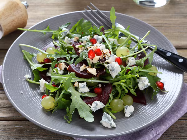 Rau Arugula. Rau arugula là một trong những loại rau lá xanh có mức độ nitrat cao nhất, giúp gia tăng lưu lượng tuần hoàn máu. Nó cũng gồm nhiều chất flavonoid - chất chống oxy hóa, chống lại bệnh tim và thậm chí một số bệnh ung thư.