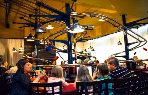 Nhà hàng ‘S Baggers, Nuremberg, Đức: Việc xây dựng nhà hàng này được lấy cảm hứng từ một bộ phim viễn tưởng. Bạn có thể gọi món thông qua một màn hình máy tính sau đó những món ăn sẽ được phục vụ thông qua một hộ thống “đường ray” đến từng bàn ăn.