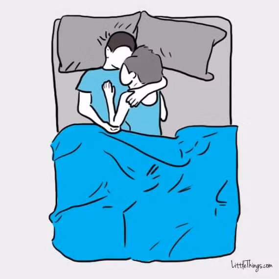Gối đầu. Một tư thế khác của những cặp đôi mới yêu là phụ nữ sẽ gối đầu lên tay và ngực đàn ông. Tư thế này chỉ chiếm 4%, thể hiện "một tình yêu tươi mới, sống động và nồng nàn, mãnh liệt".