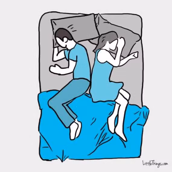 Tư thể ngủ chạm lưng. Các chuyên gia cho hay, tư thế ngủ này chứng tỏ vợ chồng bạn khá là "thư giãn và thoải mái với nhau".