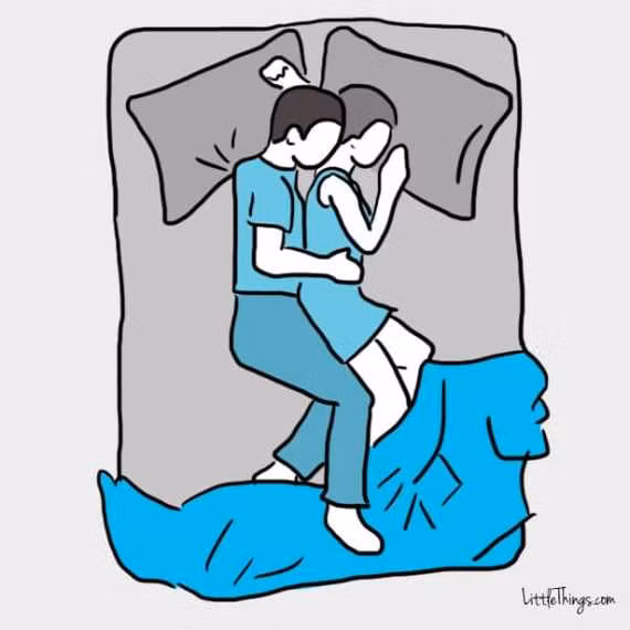 Tư thế ngủ úp thìa chồng nằm sau. Tư thế ngủ này cho thấy tình cảm gần gũi, thân mật, hạnh phúc của hai vợ chồng và cả hai đều muốn thể hiện tình yêu của mình và muốn được gần nhau. Tư thế này cũng nói lên, trong chuyện tình dục, dường như 2 bạn rất tin tưởng nhau.