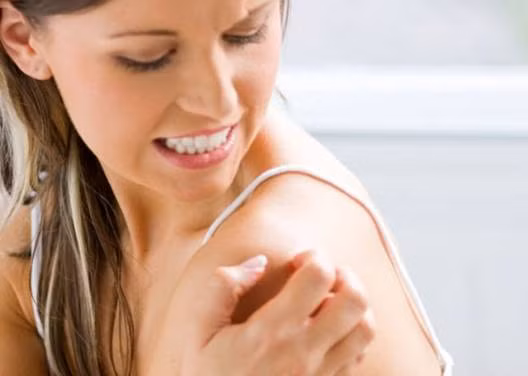 Ngoài ra, những nốt ruồi mới bỗng dưng ngứa, đau, các bề mặt của một nốt ruồi trở thành thô, có vảy hoặc loét, cũng là dấu hiệu của khối u ung thư ác tính bạn cần kiểm tra ngay.