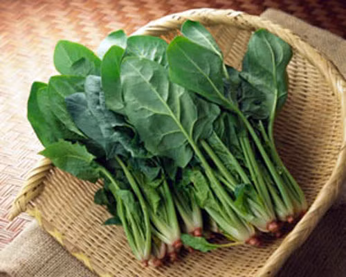 Rau bina. Thực phẩm làm đẹp da này chứa beta carotene và lutein giúp cải thiện độ đàn hồi cho da. Loại rau này cũng chứa magie giúp giảm căng thẳng, làm sạch độc tố trong cơ thể.