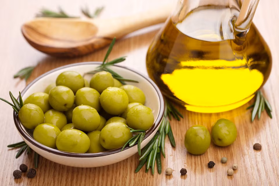 Quả oliu và dầu oliu. Loại thực phẩm làm đẹp da giàu axit béo omega 3 này giúp cải thiện mái tóc, làn da, móng tay và thúc đẩy lưu thông máu giữ cho da luôn hồng hào. Chất béo lành mạnh có trong dầu oliu cũng giúp giảm cơ chế kích ứng và mẩn đỏ trên da.