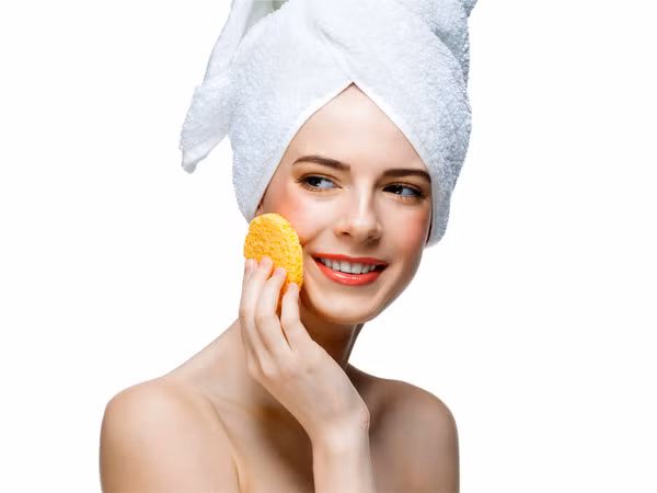 Rửa mặt bằng những nguyên liệu tự nhiên như sữa, nước vo gạo hay nước chanh loãng để thay vì các loại sữa rửa mặt chứa các chất tẩy rửa hóa học.