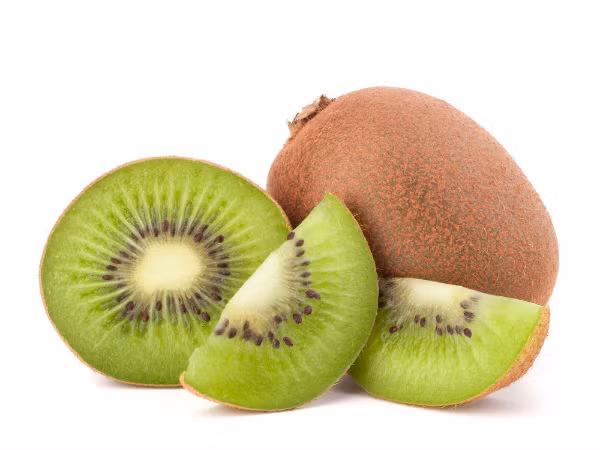 Kiwi. Loại trái cây ruột màu xanh này rất giàu vitamin C. Cắt kiwi thành lát, massage trực tiếp lên da của bạn, sau đó để mặt khô, rửa mặt lại bằng sữa lạnh và lau khô.