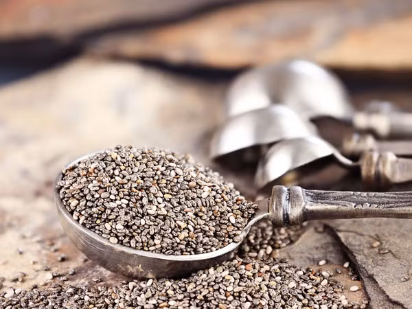 Hạt chia. Theo nghiên cứu cho thấy trong hạt chia có chứa 20 % Omega 3 – 1 loại acid béo cần thiết cho hệ tim mạch bởi chất Omega 3 có chức năng giảm lượng cholesterol, duy trì chức năng hoạt động của tim mạch đồng thời ngăn cản quá trình đông máu, phòng trường hợp xơ vữa thành động mạch và đột quỵ.