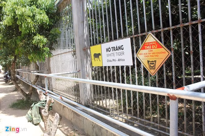 Chuồng hổ vồ đứt tay nữ du khách ở Khu Mường Thanh là khung sắt cao khoảng 20 m, phía dưới được rào lưới B40 để ngăn du khách thò tay vào bên trong. Bên ngoài là hàng rào ngăn việc tiếp cận gần khung sắt, có treo biển cảnh báo.
