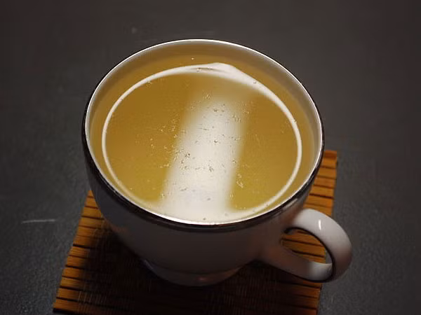 Trà trắng. Hợp chất EGCG có trong cả trà xanh lẫn trà trắng đã được chứng minh công dụng này. Kết hợp với Theanine, chúng phát huy tác dụng hiệu quả lên thần kinh trong việc giảm căng thẳng, mệt mỏi, khắc phục chứng hay quên, tăng cường sự tập trung, cũng như tăng sức chịu đựng, khả năng giữ bình tĩnh cho đàn ông trước những vấn đề gặp phải trong cuộc sống.