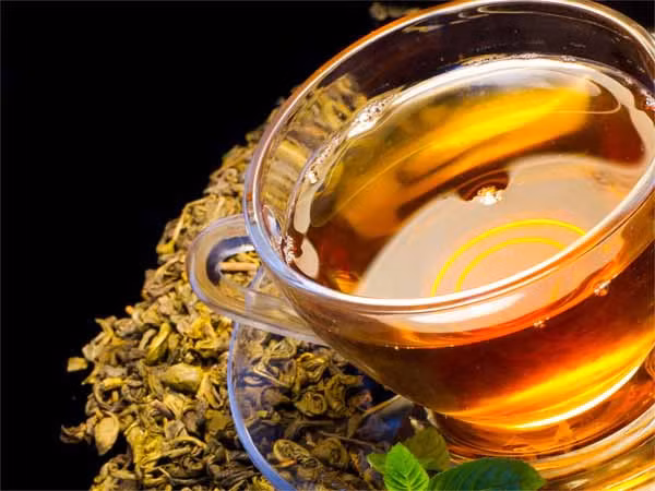 Trà Puer. Đây là loại trà được làm từ lá chè xanh già lên men và ép thành bánh. Trà Puer được chứng minh là có tác dụng ngừa bệnh tim, giảm cholesterol xấu trong máu.