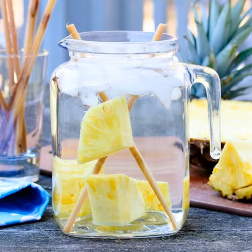 Nước dứa và mía. Loại nước uống detox giảm mỡ bụng này thì bạn cần chuẩn bị: mía cây gọt bỏ vỏ, chẻ thành những que nhỏ, dứa tươi, nước lọc. Dứa bạn gọt bỏ vỏ, bỏ mắt rồi rửa sạch, để ráo nước và cắt thành những khối vừa miệng ăn.