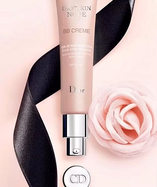 10. Christian Dior được xếp vào một trong những thương hiệu mỹ phẩm đắt tiền nhất thế giới. Giá trị thương hiệu: 2,9 tỉ USD. Những sản phẩm trang điểm, dưỡng da của Christian Dior cũng đẹp đẽ và đắt giá như chính những thiết kế cao cấp của nhà mốt này. Sản phẩm tiêu biểu nhất của Dior phải kể đến dòng mascara iconic được sử dụng thường xuyên trong những show diễn thời trang lớn tại New York, Paris hay London hoặc dòng son Le Rouge, Diorific với kết cấu mịn mượt sang trọng.