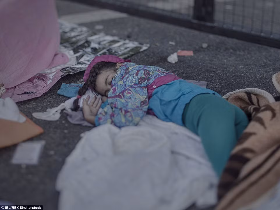 Bé Shehd, 7 tuổi nằm ngủ trên đường trong một ngõ ngỏ ở Hungary.