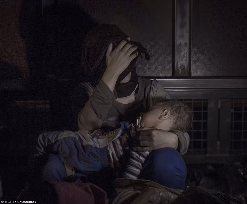 Bé Sham, 1 tuổi đến từ Syria nằm trong vòng tay của mẹ ở biên giới Áo và Serbia.