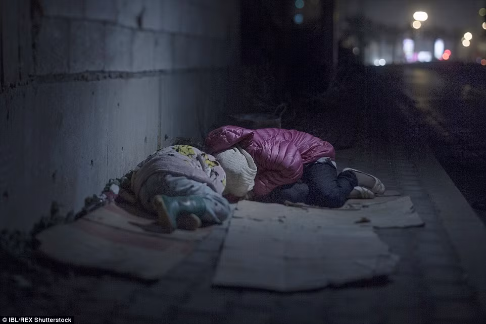 Một năm qua, hai em bé di cư Ralia và Rahaf, 7 tuổi và 13 tuổi phải ngủ trên mảnh bìa các tông trên đường phố Beirut với bố. Được biết, một quả lựu đạn đã giết chết mẹ và em trai chúng tại quê nhà ở Damacus.