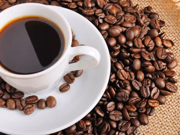 Cà phê. Trong một số trường hợp, uống cà phê sẽ làm tim đập nhanh hơn, nhức đầu, run tay, hồi hộp. Mặt khác, cafein còn kích thích làm tăng tiết axit dịch vị nên nếu uống cà phê đậm đặc lúc đói thì có thể kích ứng niêm mạc dạ dày, gây buồn nôn, ợ hơi, nôn...