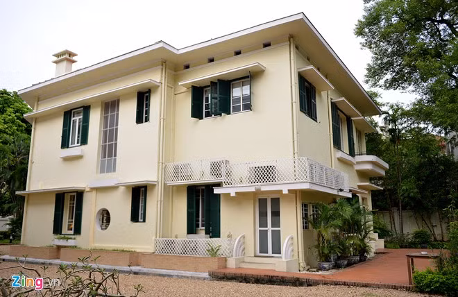 Cách đó không xa là ngôi biệt thự dành cho việc sinh hoạt, tiếp khách. Đại sứ Poirier cho biết, công trình là sự pha lẫn tinh tế giữ kiến trúc cổ của Pháp và nét hiện đại của thế giới.