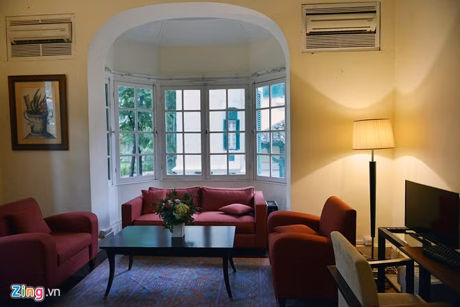 Trên tầng 2 khu nhà là phòng khách của nguyên thủ cấp cao, được bố trí hài hòa về màu sắc, với nhiều cửa sổ thoáng mát và dễ quan sát xung quanh.