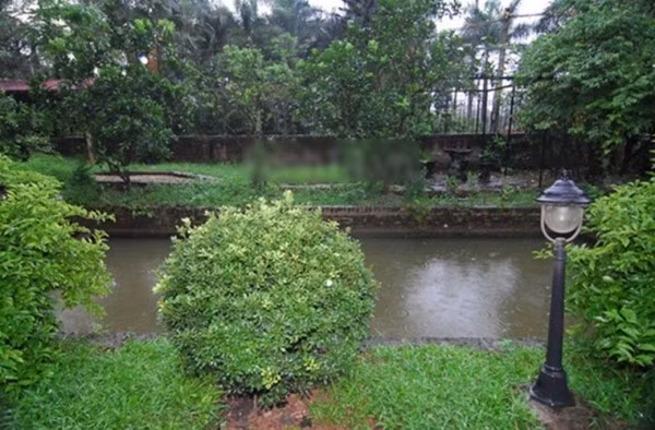 Khu vườn phía trước trồng nhiều loại cây ăn quả như xoài, ổi, hồng xiêm...